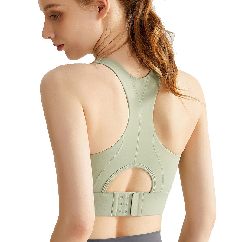 Integrated sports bra for women, suitable for high-intensity shock-absorbing running, gathers the body, is professionally designed for rope skipping, has a beautiful back strap and chest pad, can be worn externally. - in-use view