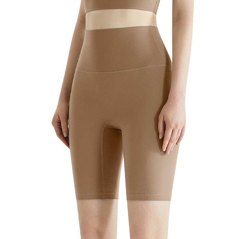 LAHN unisex stretch yoga pants - five-pant style, sheer and highly elastic, suitable for wearing externally, helps flatten the abdomen and firm the buttocks, making the figure look slimmer. Yoga mid-length pants. - in-use view