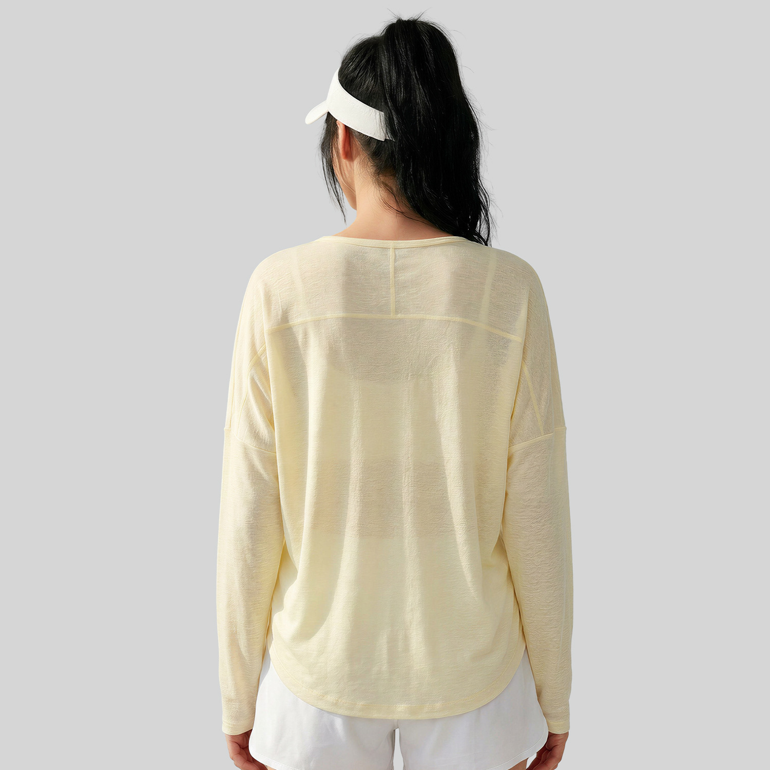 Loose, pleated long sleeves - detail view