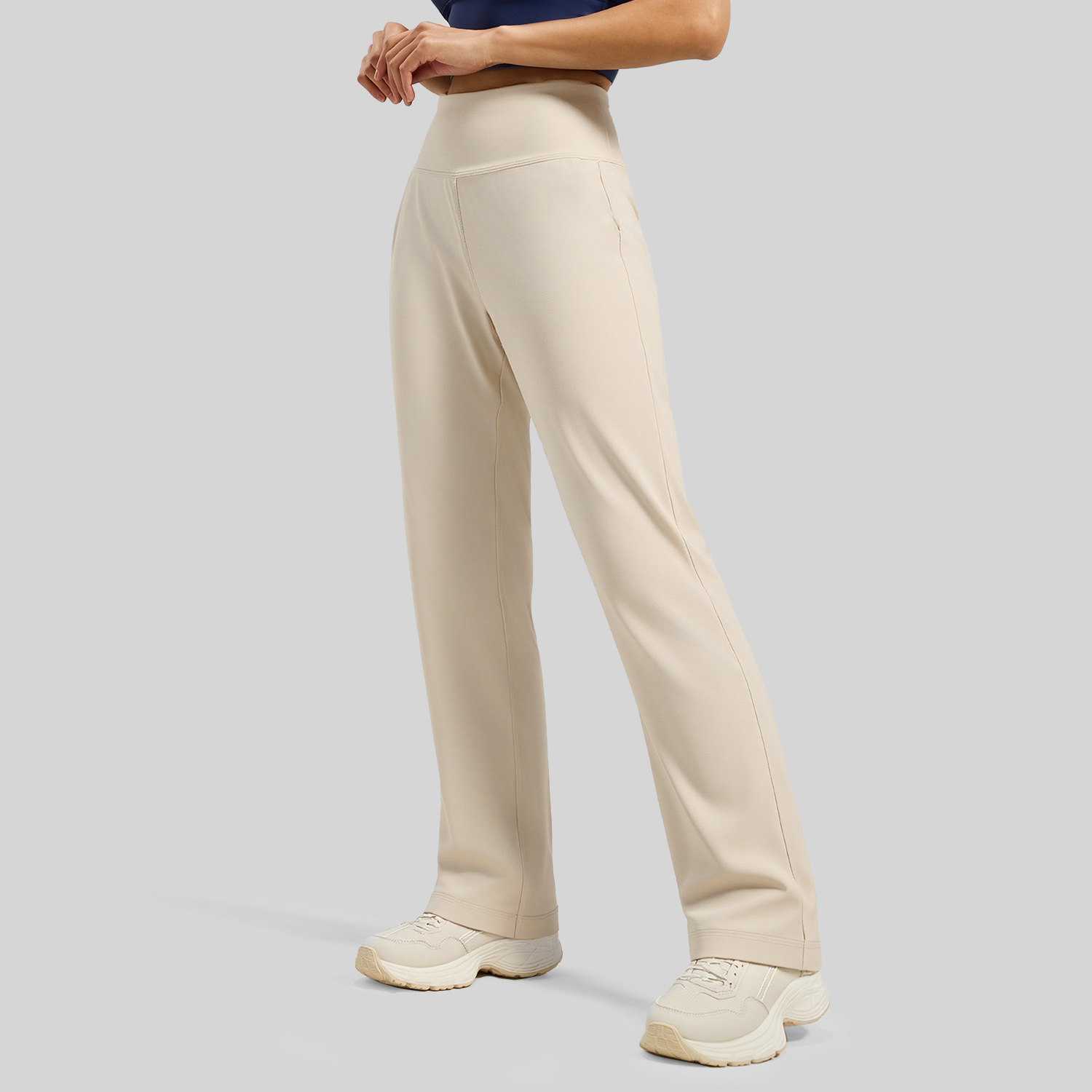 Straight-legged pants with a back pocket - detail view